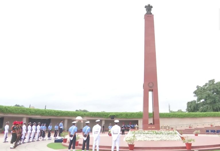दिल्ली : 90वें वायु सेना दिवस समारोह से पहले राष्ट्रीय युद्ध स्मारक पर माल्यार्पण हुआ