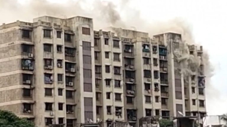 महाराष्ट्र : मुंबई के न्यू तिलक नगर इलाके में लगी आग