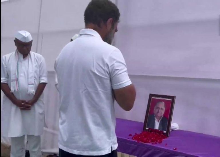 कर्नाटक : कांग्रेस सांसद राहुल गांधी ने सपा के संस्थापक मुलायम सिंह यादव को श्रद्धांजलि दी