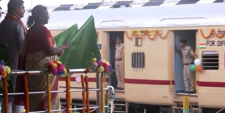 त्रिपुरा : राष्ट्रपति द्रौपदी मुर्मू ने उत्तर सीमांत रेलवे की दो ट्रेनों को झंडी दिखाकर रवाना किया