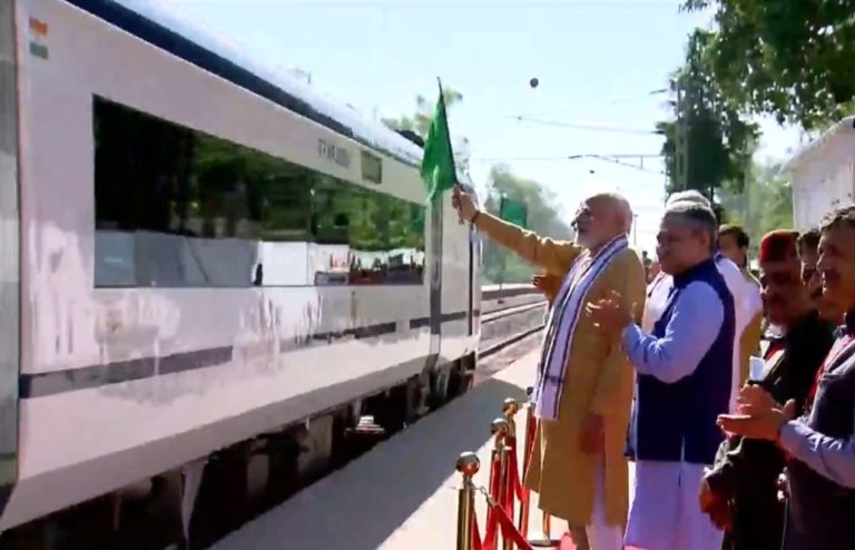 हिमाचल प्रदेश : पीएम मोदी ने चौथी वंदे भारत एक्सप्रेस ट्रेन को हरी झंडी दिखाकर किया रवाना