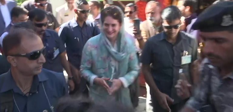 हिमाचल प्रदेश : कांग्रेस महासचिव प्रियंका गांधी वाड्रा ने सोलन में मां शूलिनी मंदिर में पूजा-अर्चना की
