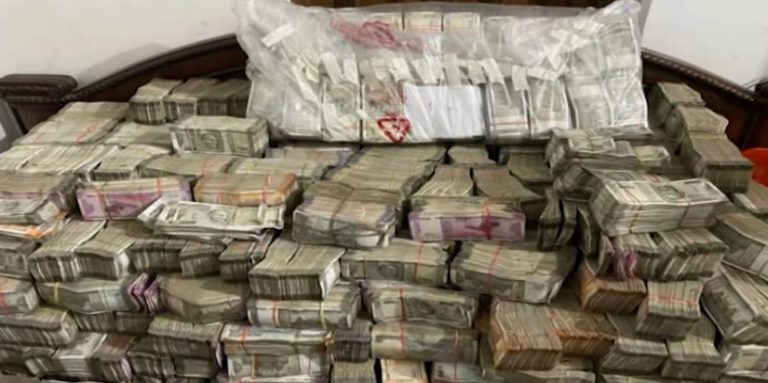 कोलकाता में CA के यहां रेड, 8.15 करोड़ कैश समेत गहने और लैपटॉप जब्त