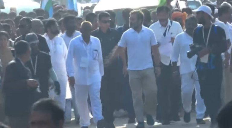 कांग्रेस सांसद राहुल गांधी ने पार्टी की ‘भारत जोड़ो यात्रा’ के 43वें दिन की शुरुआत कुरनूल के बनवासी गांव से की