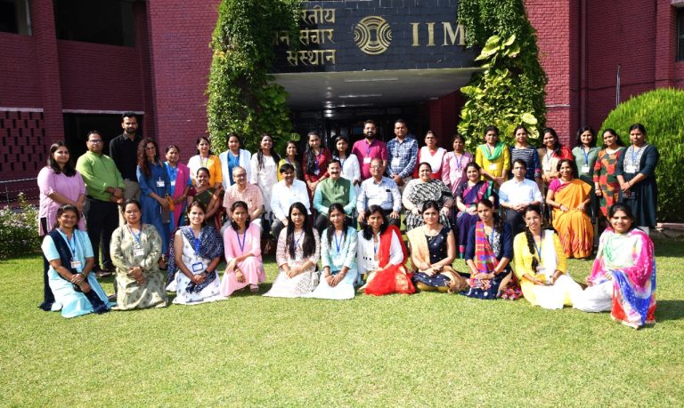 NIPHTR, मुंबई के विद्यार्थियों ने किया IIMC का शैक्षणिक भ्रमण