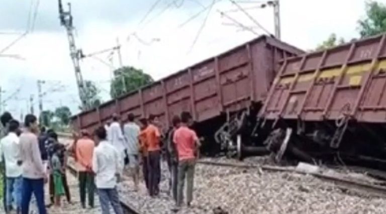 झारखंड : कोडरमा में ट्रेन के 53 डिब्बे पटरी से उतरे