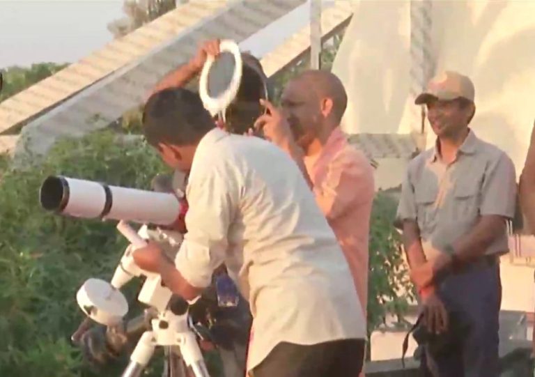 उप्र : सीएम योगी ने गोरखपुर में आंशिक सूर्य ग्रहण देखा