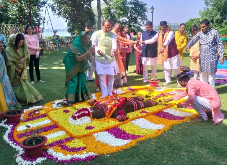 मप्र : सीएम हाउस में विधि-विधान से हुई गौवर्धन पूजा