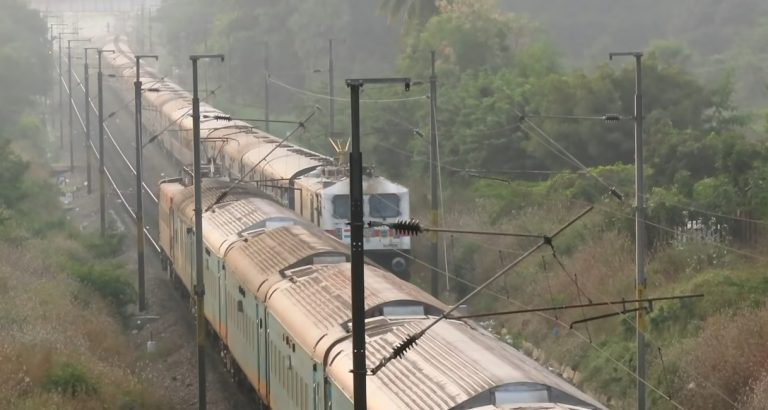 छठ महापर्व पर नहीं मिल रहा रिजर्वेशन, ट्रेनों में 3.5 लाख अतिरिक्त सीटों का इंतजाम