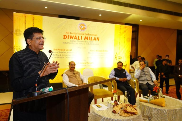 वाणिज्य मंत्री ने व्यापार समुदाय से आग्रह किया कि वह भारत में निर्मित उत्पादों को प्रधानता दे