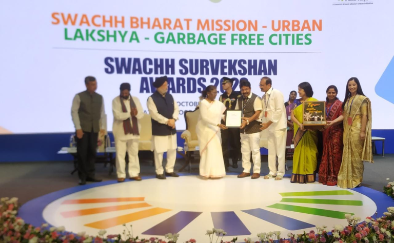 नई दिल्ली: राष्ट्रपति मुर्मू ने आज़ादी@75 स्वच्छ सर्वेक्षण 2022 के सबसे साफ राज्यों और शहरों को पुरस्कार प्रदान किए