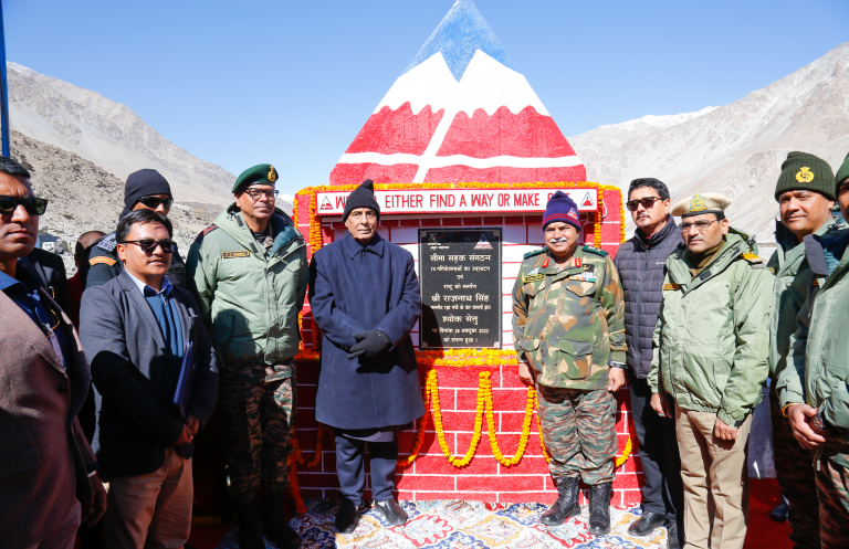 लेह: रक्षामंत्री राजनाथ सिंह ने देश के अंतिम गांव श्योक से 75 सीमा सड़क परियोजनाएं राष्ट्र को समर्पित की