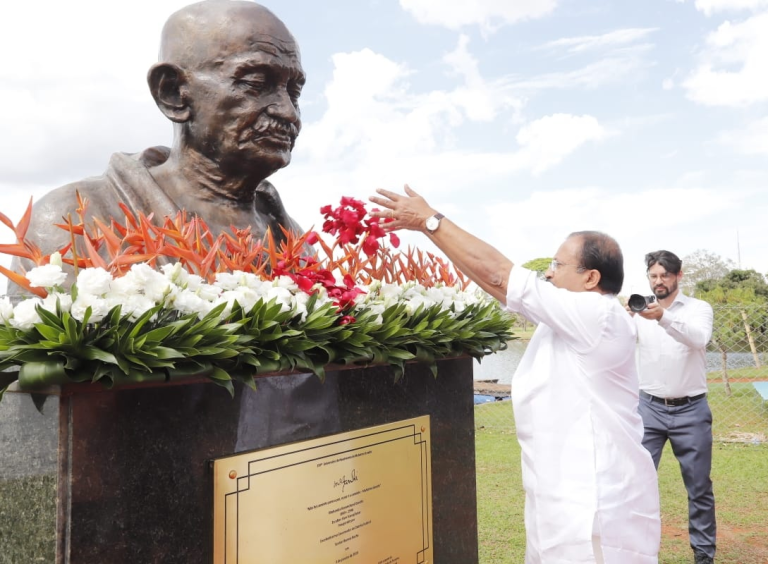 ब्राजील: विदेश राज्य मंत्री मुरलीधरन ने राष्ट्रपिता महात्मा गांधी को श्रद्धांजलि दी
