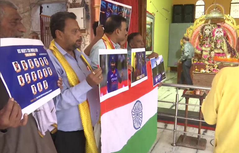 कानपुर: आज के टी-20 वर्ल्ड कप सेमीफाइनल मैच से पहले भारतीय टीम के प्रशंसकों ने रामेश्वर मंदिर में पूजा की