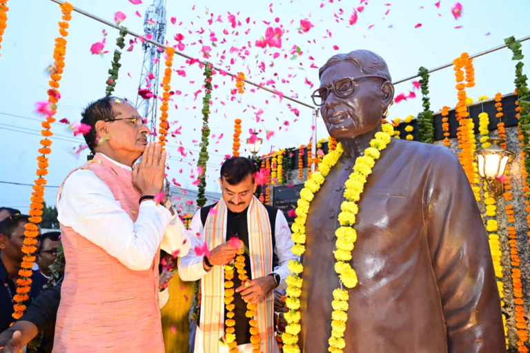 मप्र: सीएम शिवराज सिंह चौहान ने पूर्व मुख्यमंत्री पद्मविभूषित स्व. सुंदरलाल पटवा की प्रतिमा का अनावरण किया