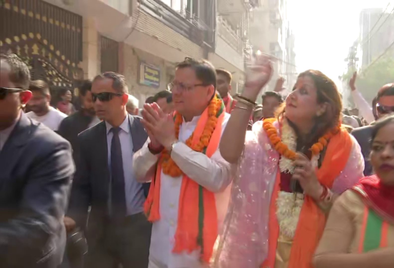 दिल्ली: उत्तराखंड के सीएम धामी ने मोतीनगर में MCD चुनाव के लिए डोर टू डोर कैंपेन किया