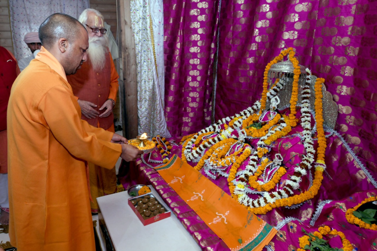 अयोध्या: सीएम योगी ने आज हनुमान गढ़ी एवं श्री रामलला जी के दर्शन किए