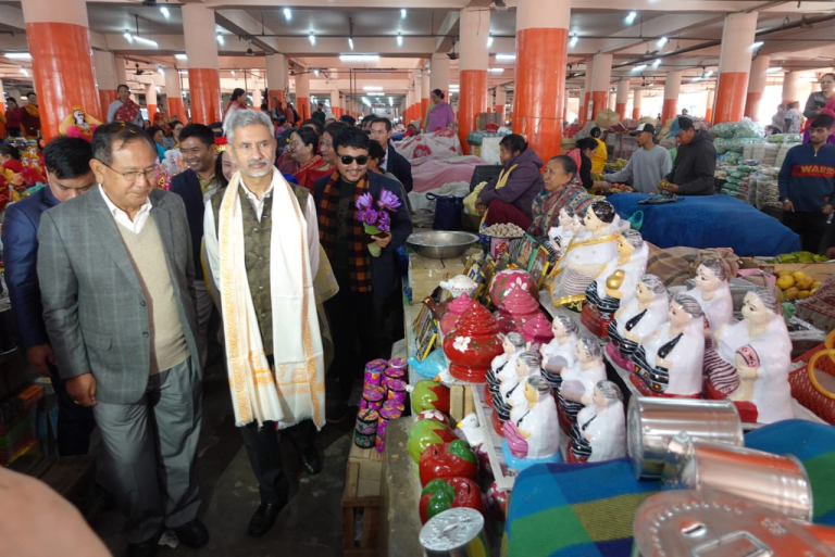 मणिपुर: विदेश मंत्री डॉ.एस.जयशंकर ने इंफाल में महिला बाजार इमा किथेल का दौरा किया