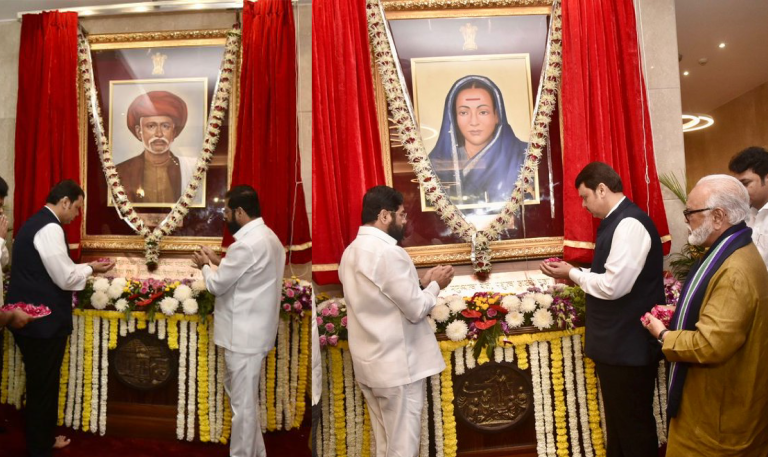 मुंबई: सीएम शिंदे और डिप्टी सीएम फडणवीस ने महात्मा ज्योतिबा फुले और सावित्री बाई फुले की पेंटिंग का किया अनावरण