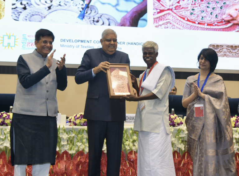 उपराष्ट्रपति जगदीप धनखड़ ने आज नई दिल्ली में शिल्प गुरू और राष्ट्रीय शिल्प पुरस्कार प्रदान किए