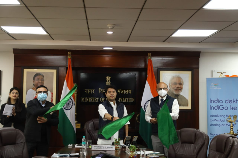 केंद्रीय मंत्री ज्योतिरादित्य सिंधिया ने होलोंगी-मुंबई-कोलकता हवाई रूट का किया शुभारंभ