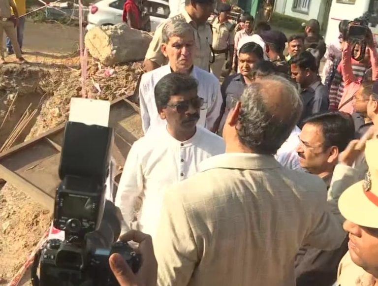 झारखंड : सीएम हेमंत सोरेन ने ‘गवर्नमेंट एट योर डोर स्टेप’ के तहत रांची में निर्माण कार्य का किया निरीक्षण