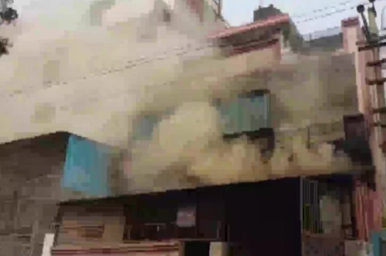 दिल्ली : नरेला की फैक्ट्री में लगी भीषण आग
