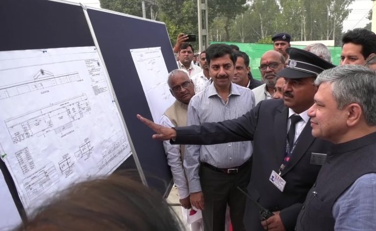 उप्र : केंद्रीय मंत्री अश्विनी वैष्णव ने देवबंद रेलवे स्टेशन पर निर्माण परियोजना का किया निरीक्षण