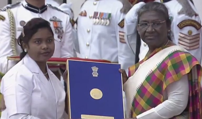 राष्ट्रपति द्रौपदी मुर्मू ने राष्ट्रीय फ्लोरेंस नाइटिंगेल पुरस्कार-2021 प्रदान किए