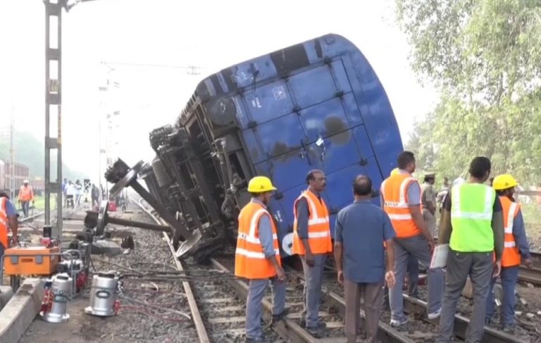 आंध्र प्रदेश : राजमुंदरी यार्ड में बेपटरी हुई ट्रेन से रेल यातायात बाधित