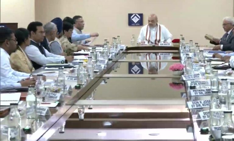 दिल्ली : केंद्रीय गृहमंत्री अमित शाह ने खुफिया ब्यूरो के अधिकारियों के साथ उच्च स्तरीय बैठक की अध्यक्षता की