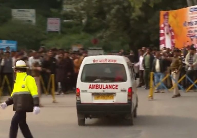 पीएम मोदी ने एम्बुलेंस के लिए  रोका अपना काफिला