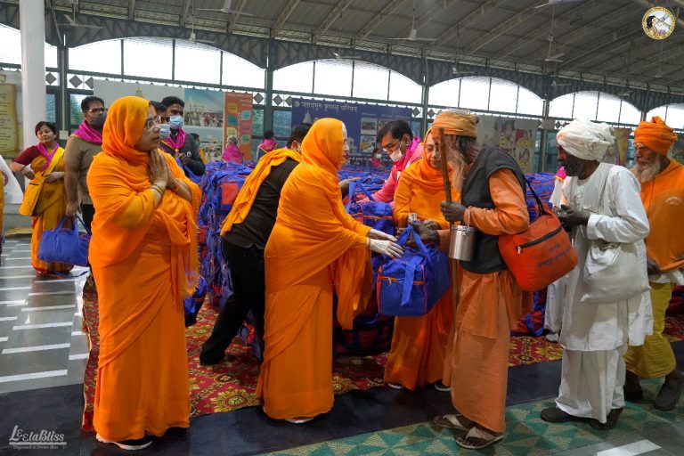 प्रेम मंदिर में विशाल साधू भोज आयोजित, करीब 5 हजार साधुओं को उपहार भी दिए गए
