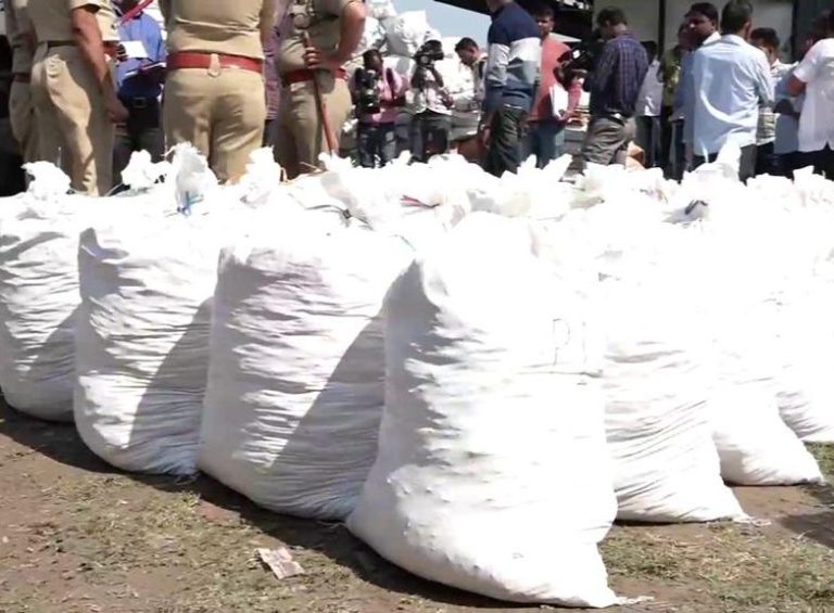 नागपुर में एक ट्रक से गांजे से भरी 100 बोरियां बरामद की, 2 गिरफ़्तार