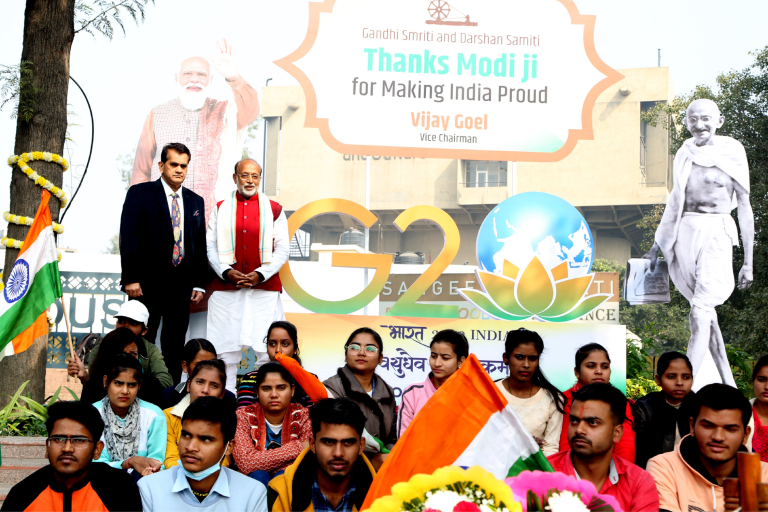 नई दिल्ली: जी-20 शेरपा अमिताभ कांत और पूर्व केंद्रीय मंत्री विजय गोयल ने जी-20 लोगो के होर्डिंग का अनावरण किया