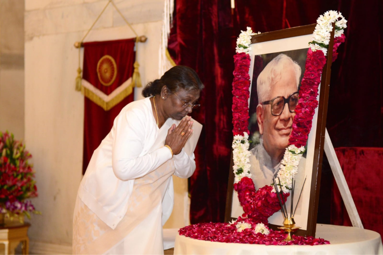 राष्ट्रपति मुर्मू ने भारत के पूर्व राष्ट्रपति आर. वेंकटरमन को उनकी जयंती पर पुष्पांजलि अर्पित की