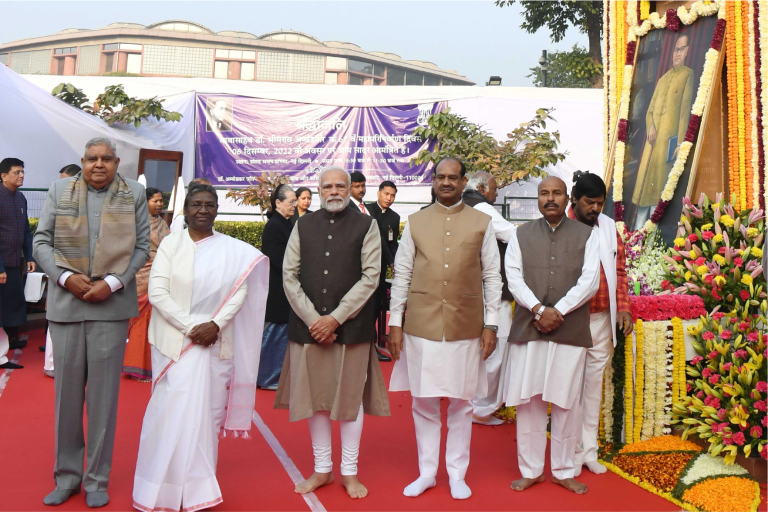 दिल्ली:  राष्ट्रपति मुर्मू व पीएम मोदी ने डॉ बी.आर. अंबेडकर को उनकी पुण्यतिथि पर श्रद्धांजलि अर्पित की