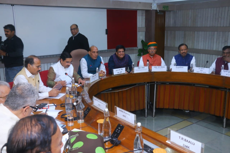 नई दिल्ली: संसद के शीतकालीन सत्र से पहले आज सर्वदलीय बैठक हुई