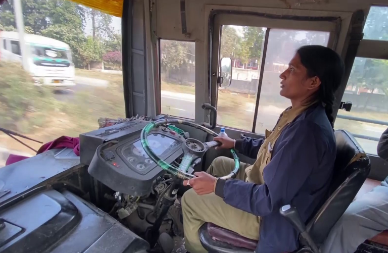 मेरठ: बिहार की प्रियंका शर्मा यूपी में सरकारी क्षेत्र की पहली महिला बस ड्राइवर बनीं
