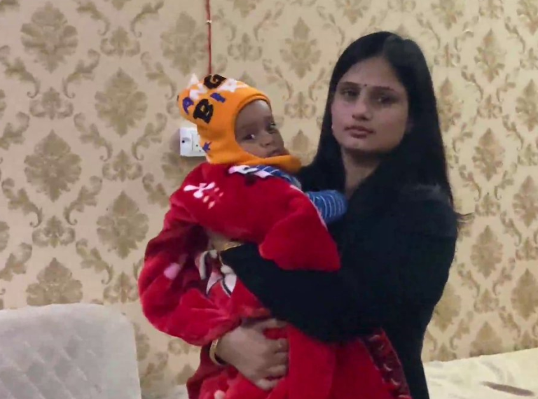 ग्रेटर नोएडा: पुलिस को झाड़ियों में मिली नवजात बच्ची, SHO की पत्नी ने फीडिंग कराकर बचाई उसकी जान