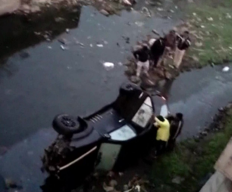 महाराष्ट्र: भाजपा विधायक जयकुमार गोरे की कार 30 फीट गहरी खाई में गिरी