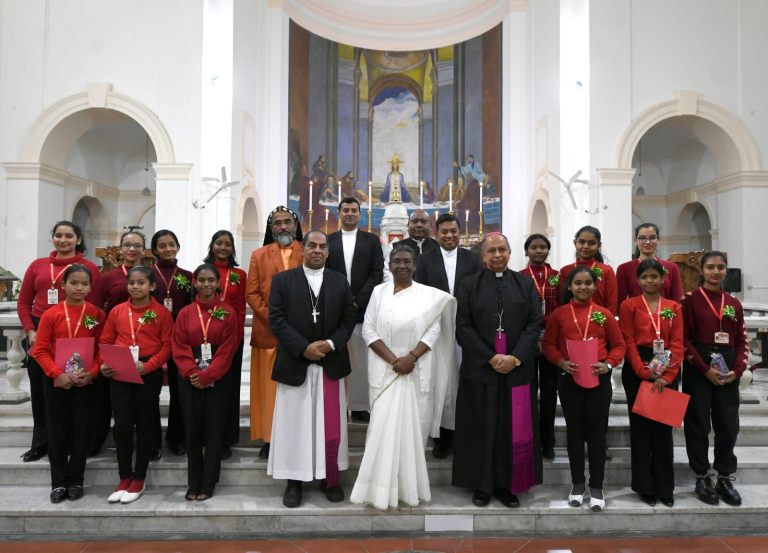 राष्ट्रपति मुर्मू ने नई दिल्ली में सेक्रेड हार्ट कैथेड्रल का किया दौरा