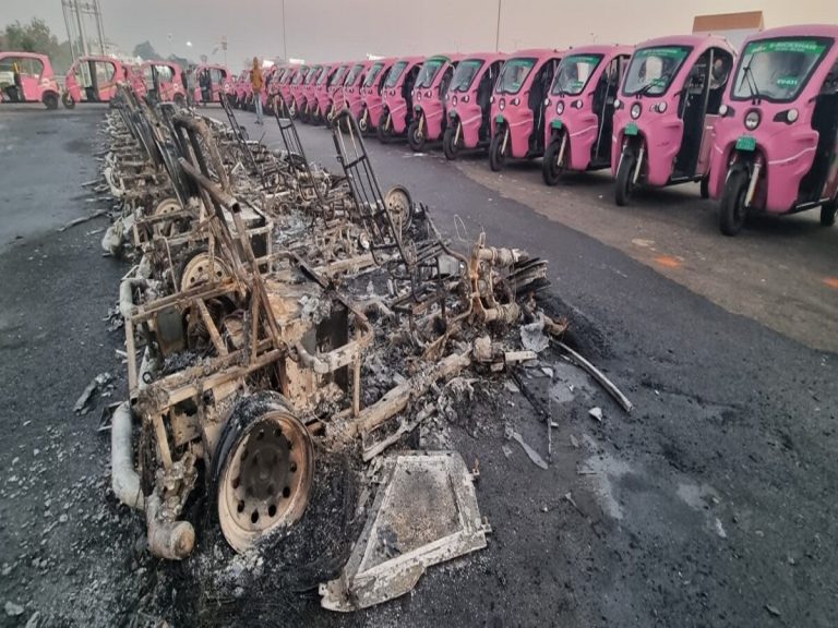 Statue of Unity के पास 15 इलेक्ट्रिक ऑटो-रिक्शा में अचानक लगी आग