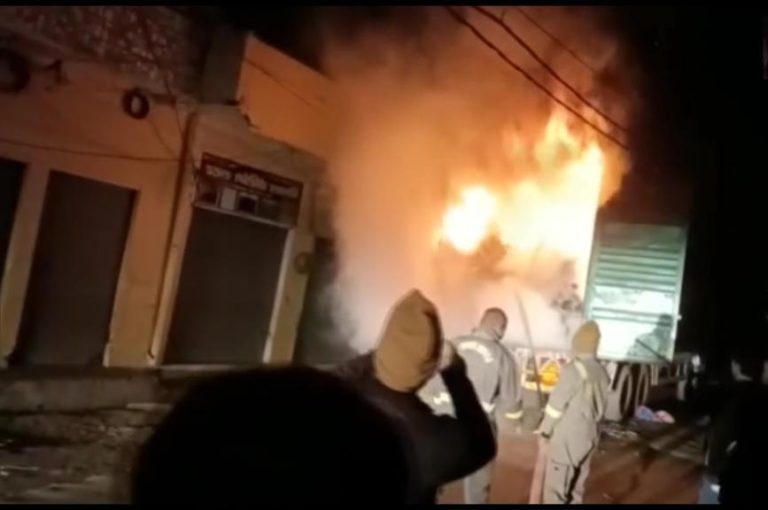 मुरादाबाद में एक ट्रक कंटेनर में लगी आग