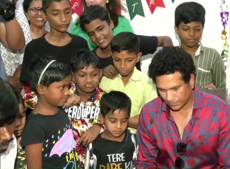 सचिन तेंदुलकर ने हैप्पी फीट होम NGO का दौरा किया