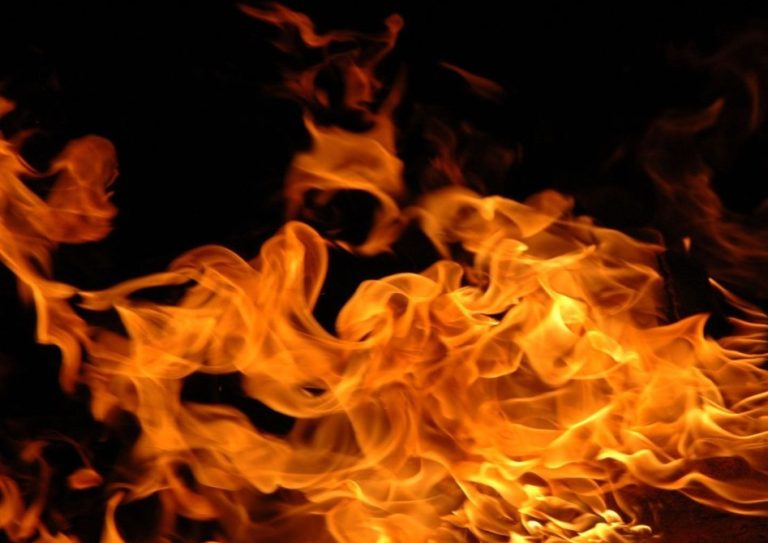 ग्राउंड फ्लोर पर उठ रही थीं भयंकर लपटें, दिल्ली पुलिस ने जान की बाजी लगाकर 14 लोगों को बचाया