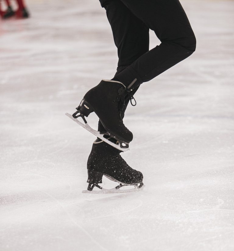 किन्नौर आइस स्केटिंग कैंप शुरू, स्केटिंग करने उतरे युवा