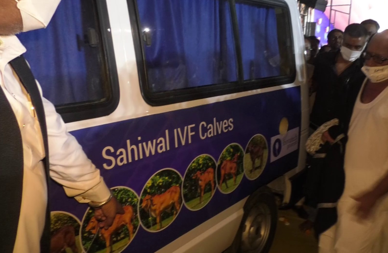 गुजरात: केंद्रीय मंत्री पुरुषोत्तम रूपाला ने अमरेली में पशुओं के लिए मोबाइल IVF लैब का उद्घाटन किया