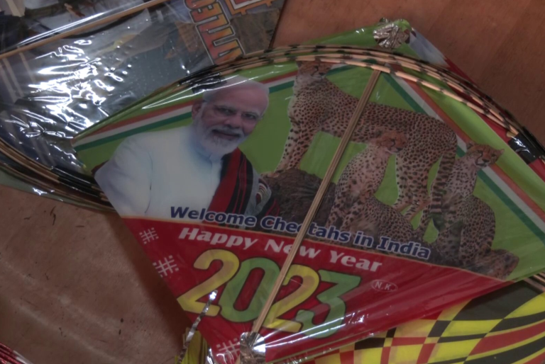 सूरत: मकर संक्रांति से पहले पीएम मोदी की तस्वीरों वाली पतंगों की मांग भारी