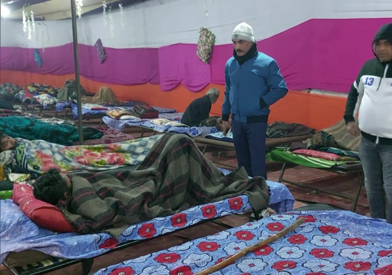 अलीगढ: शीतलहर के चलते नगर निगम के अधिकारियों ने रैन बसेरों में दी जा रही सुविधाओं की जांच की
